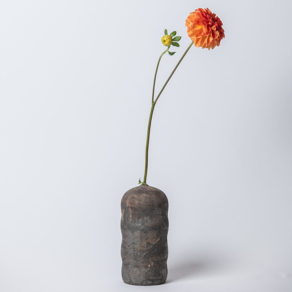Florero de cerámica en forma de panalito color gris de Elemento en Musgo Objetos Cotidianos