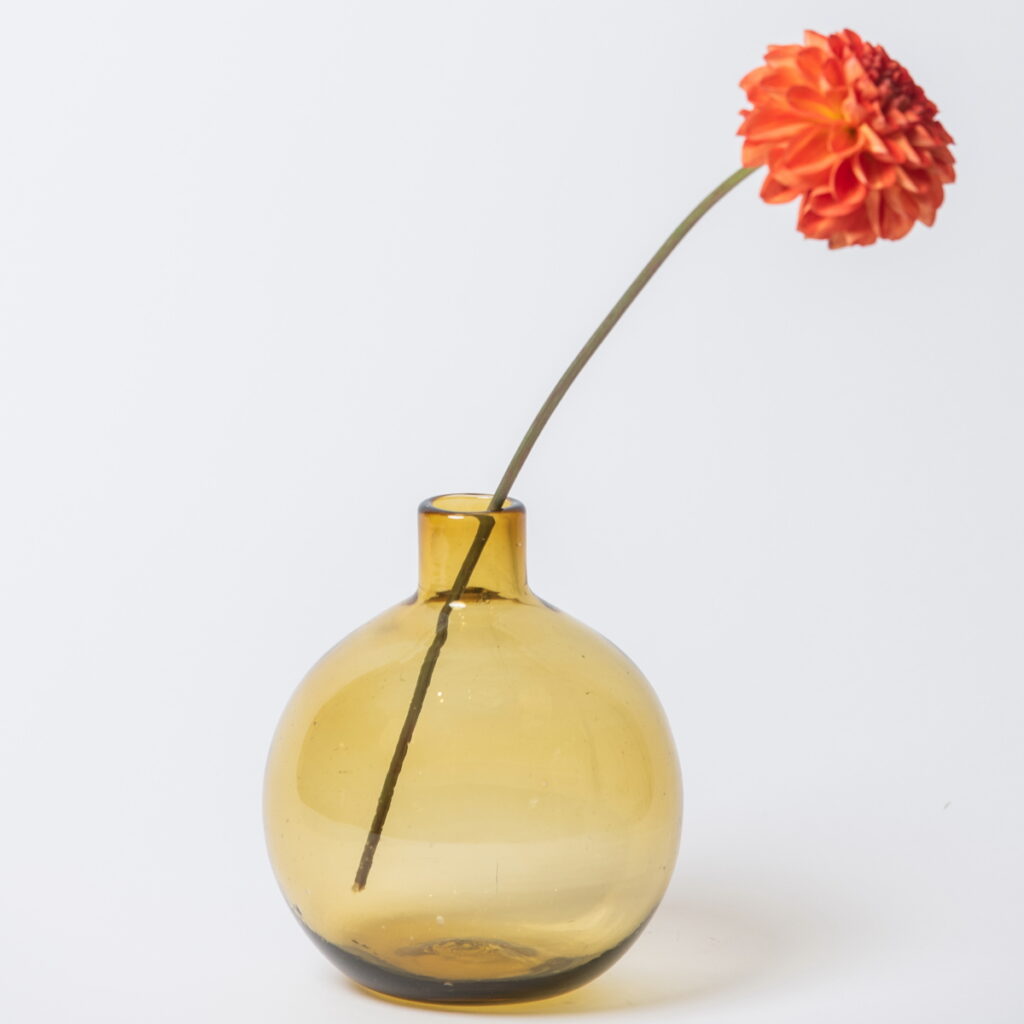 Florero de vidrio soplado en forma de foco color ámbar en Musgo Objetos Cotidianos
