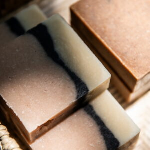 Jabón artesanal cuadrado hecho en casa con arcillas y aceites esenciales por Musgo Objetos Cotidianos.