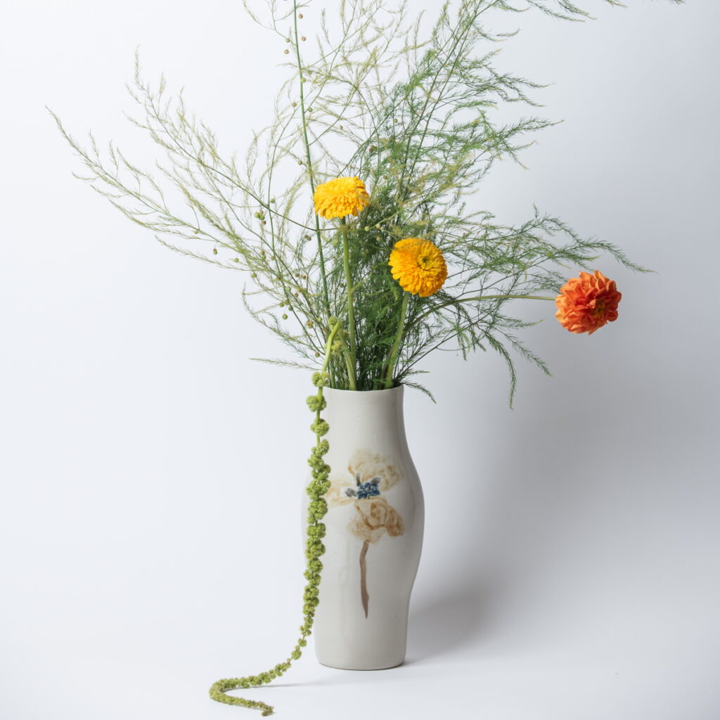 Jarrón de cerámica con flores pintadas a mano