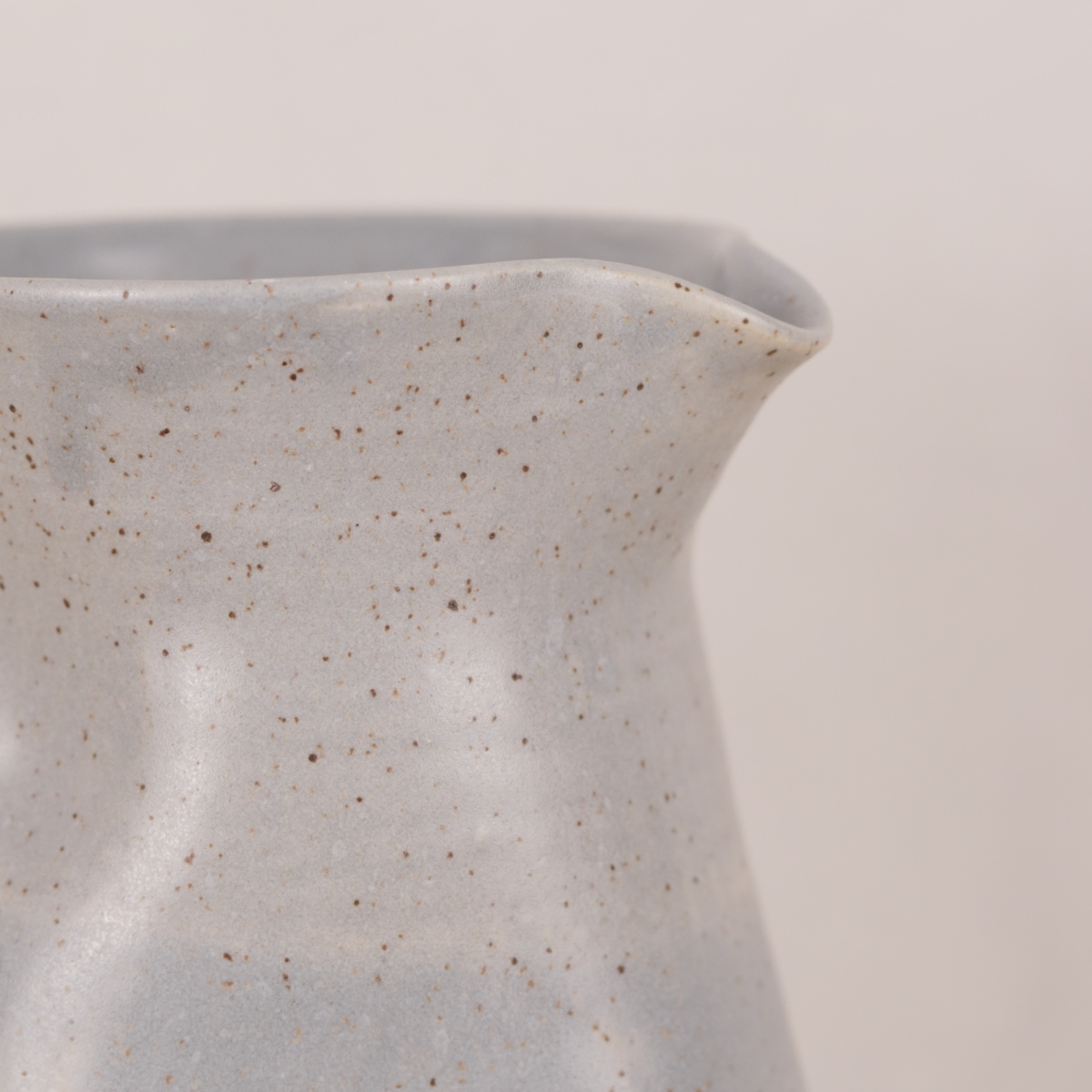 Jarra de cerámica azul elaborada por Giselle Riestra (detalle) en Musgo Objetos Cotidianos