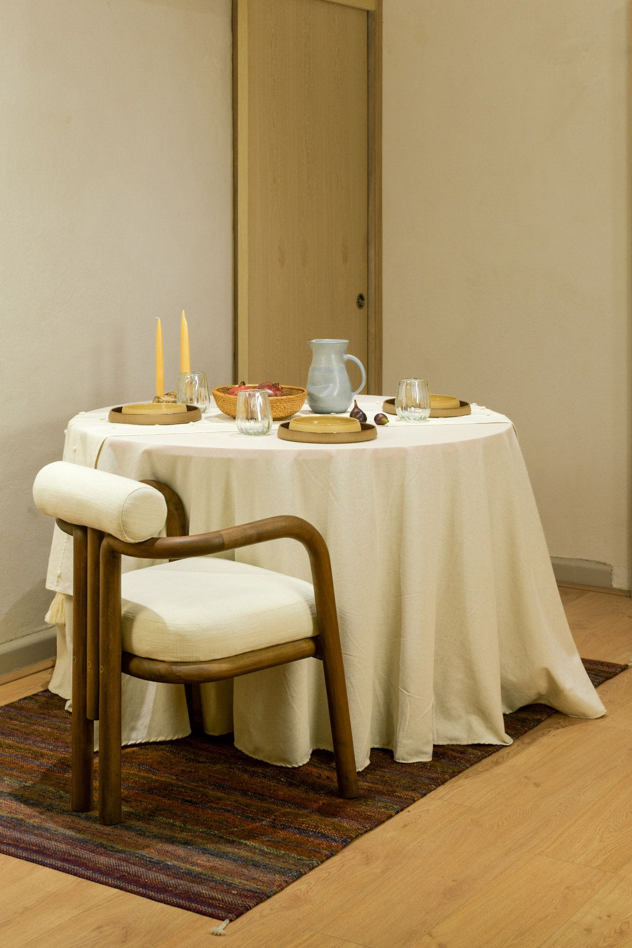 Mesa decorada con sillas y velas en Musgo Objetos Cotidianos.