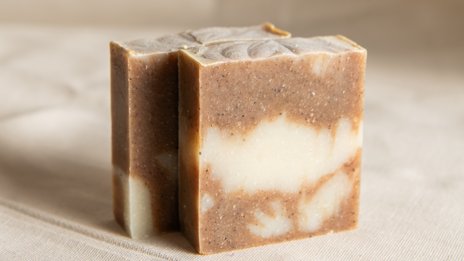 Barra de jabón artesanal Golden Milk producida en Musgo Objetos Cotidianos