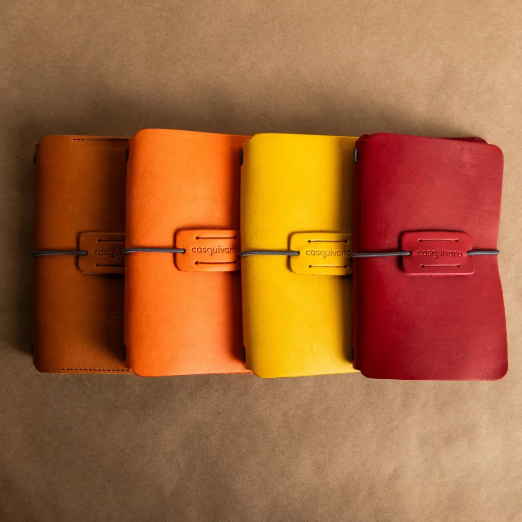 Portacuadernos de piel Casquivano tamaño de bolsillo en varios colores vista cenital