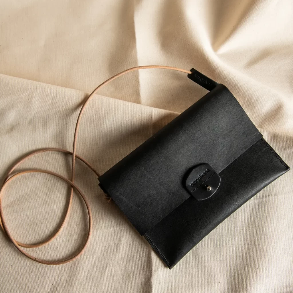 Bolsa crossbody pequeña de piel de Casquivano en Musgo Objetos Cotidianos