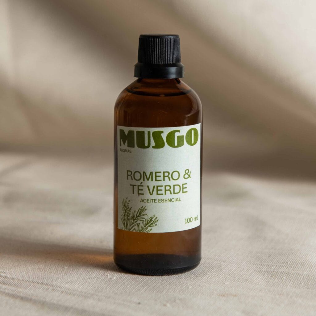 Aceite esencial de romero presentación de 100 ml en Musgo Objetos Cotidianos