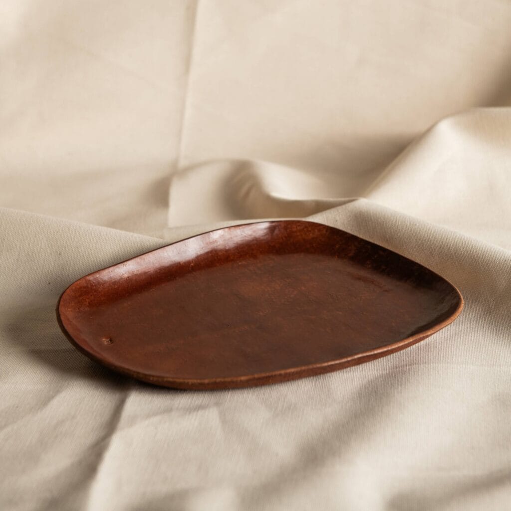 Bandeja de piel amorfa grande de Casquivano, vista lateral, en Musgo Objetos Cotidianos